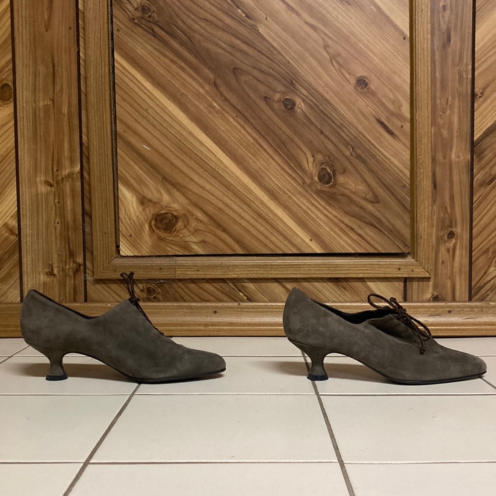 Vintage Barneys New York grey suede shoes kitten heels size 36